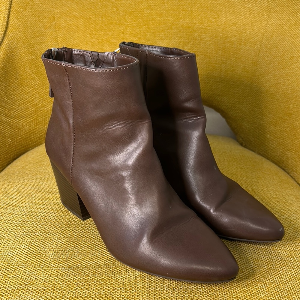 Comfortable Chelsea boot with brown faux leather color